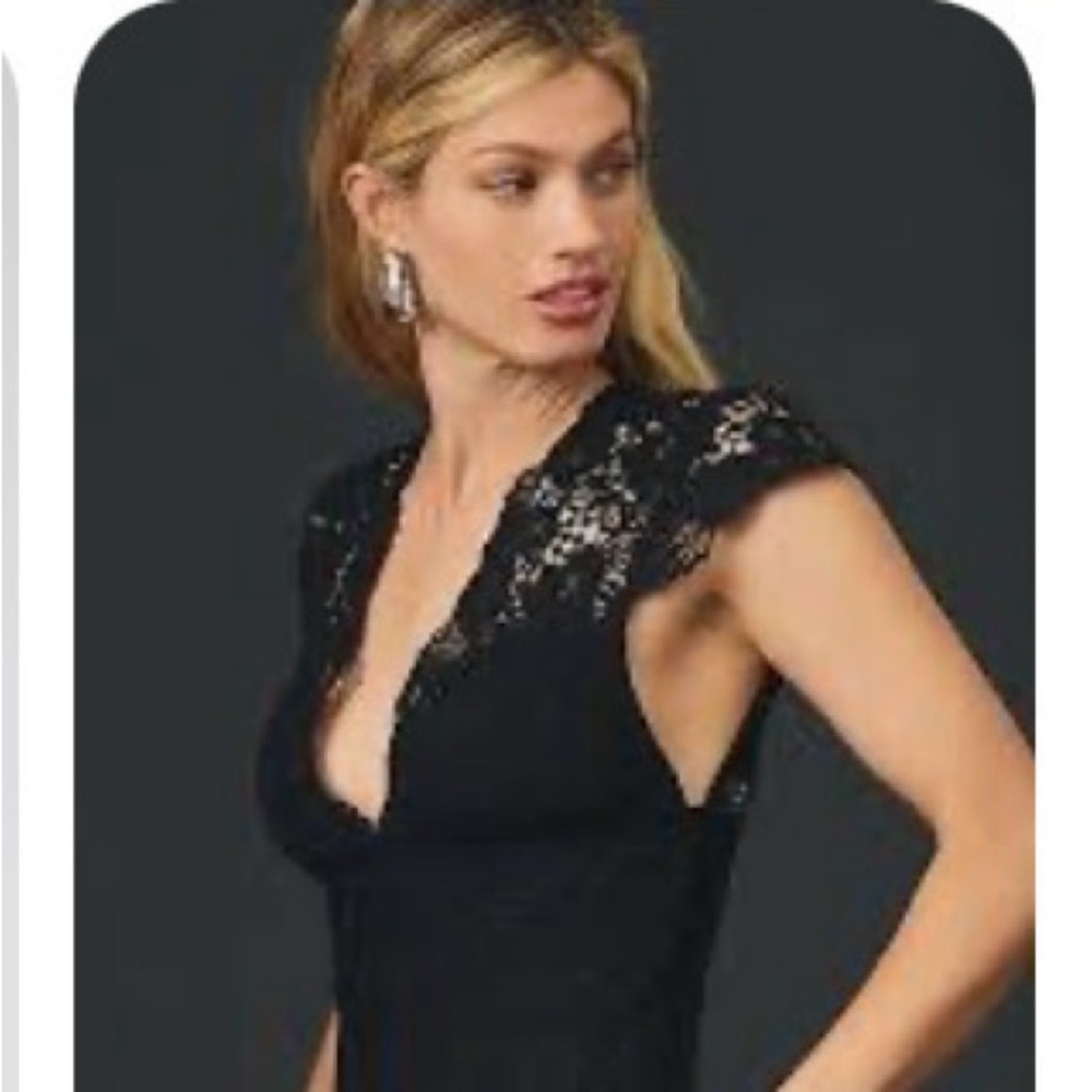 By Anthropologie Cap-Sleeve Lace
Bodysuit M